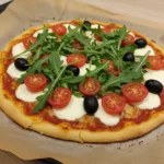 3-składnikowa pizza z serka wiejskiego z warzywami i mozzarellą na papierze do pieczenia
